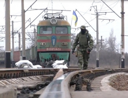 Радикалы захватили и разграбили поезд в Донбассе