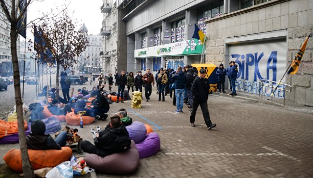 В Киеве радикалы установили палатки у офиса 