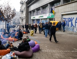 В Киеве радикалы установили палатки у офиса "дочки" Сбербанка