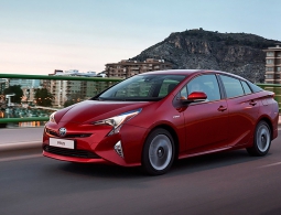 Toyota начала российские продажи нового Prius