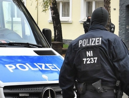 В Германии неизвестный захватил заложников в банке