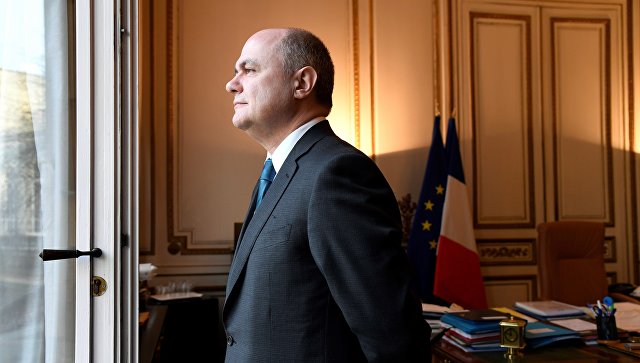 Глава МВД Франции ушел в отставку на фоне скандала с дочерьми