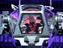 Глава Amazon протестировал гигантского человекоподобного робота