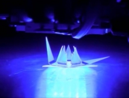 Создан материал, способный менять форму при воздействии света