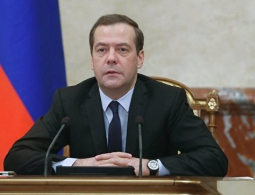 Медведев подписал постановление о порядке выдачи водительских прав в МФЦ