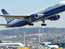 United Airlines объяснила, почему не пустила в самолет девушек в легинсах
