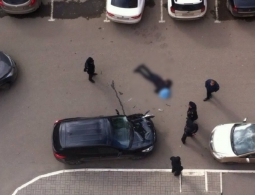 В Брянске из окна бизнес-центра выпал человек