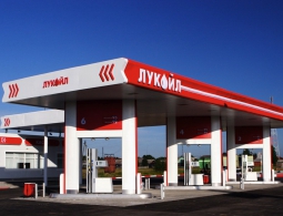 "Лукойл" продаст до конца года треть своих заправок в России