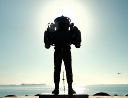 видео | Видеоблогер без опыта полётов впервые протестировал реактивный ранец Jetpack Aviation