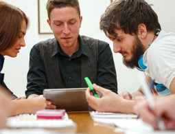 Исследование: работающая молодежь высоко оценивает свое образование