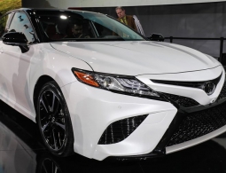 Toyota представила Camry нового поколения