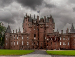 Дом с привидениями: 6 самых мистических замков Великобритании