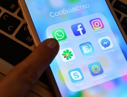 Социальные сети делают детей несчастнее, выяснили ученые