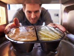 Микроволновка против кастрюли: где сохраняется больше витаминов