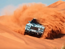 Видео: Rolls-Royce испытал в пустыне свой первый кроссовер