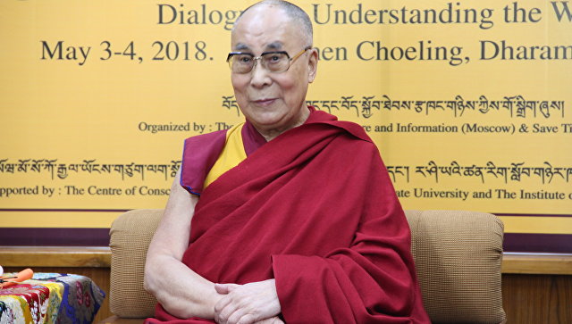 Далай-лама рассказал, почему щекочет полицейских