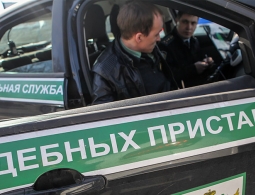 Автомобили должников начали продавать на аукционах