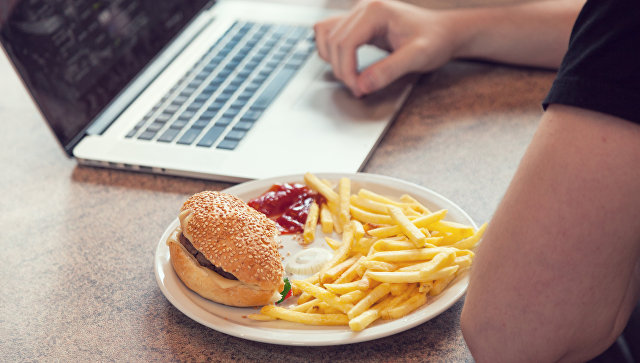 Люди становятся несчастными, регулярно обедая в одиночку, выяснили ученые