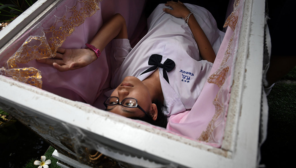 В Таиланде посетителей кафе приглашают лечь в гроб