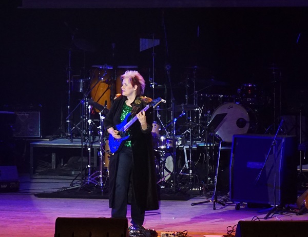 Рок-заряд: В Брянске выступила легендарная гитаристка Майкла Джексона Дженнифер Баттен 
