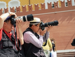 Не снимайте флаги! Что запрещено фотографировать в России и за рубежом