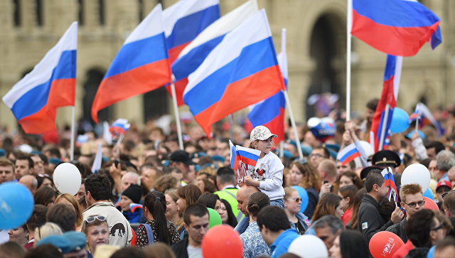 Больше 40% россиян не знают, какой праздник отмечают 12 июня, показал опрос