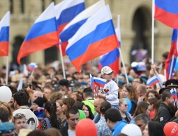 Больше 40% россиян не знают, какой праздник отмечают 12 июня, показал опрос
