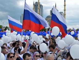 Число считающих себя патриотами россиян выросло до 92%, показал опрос