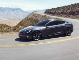 Видео: сотрудник Tesla спит за рулем во время езды на автопилоте