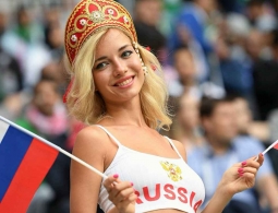 "Колоссальный контраст": СМИ о внешнем виде болельщиц из России и Саудовской Аравии