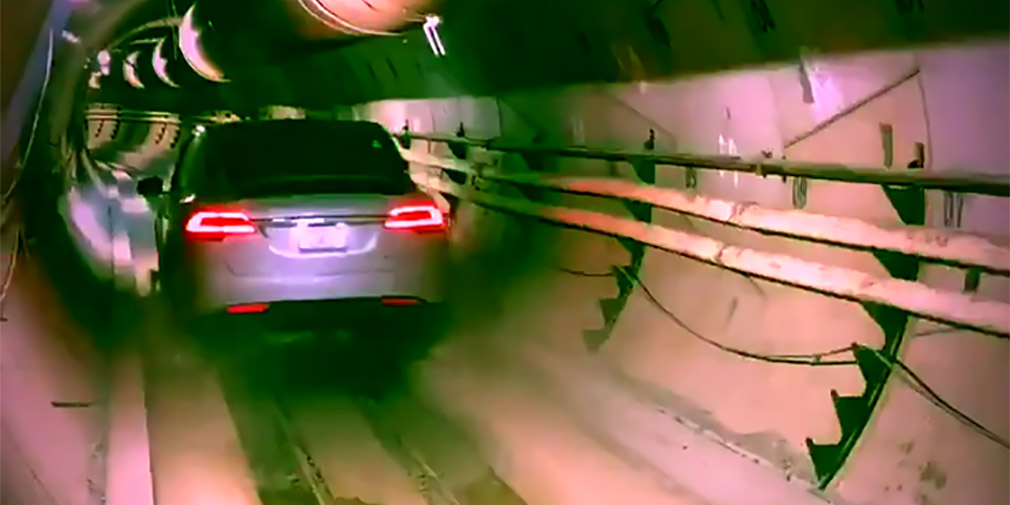 Видео: Tesla едет по рельсам в тоннеле новой транспортной системы
