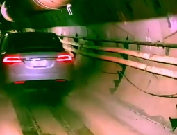 Видео: Tesla едет по рельсам в тоннеле новой транспортной системы