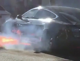 Tesla режиссера Майкла Морриса загорелась во время движения