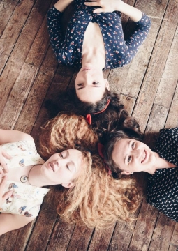 AMELIE ACOUSTIC TRIO