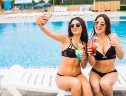 Без чувства юмора не смотреть: фото на пляже как инструкция для девушек