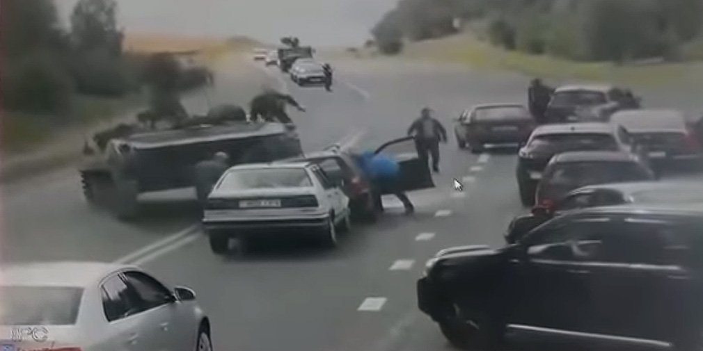 Видео: БМП раздавила легковой автомобиль