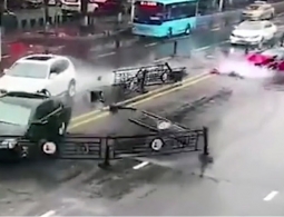 Видео: девушка впервые села в Ferrari и сразу же его разбила