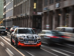Audi перенесла премьеру первого электрического кроссовера