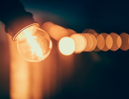 Физики впервые ускорили лучи света в искривленном пространстве в лаборатории