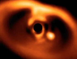 Астрономы впервые напрямую увидели процесс рождения планеты