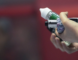 Ученые развеяли миф о безопасности никотиновых электронных сигарет