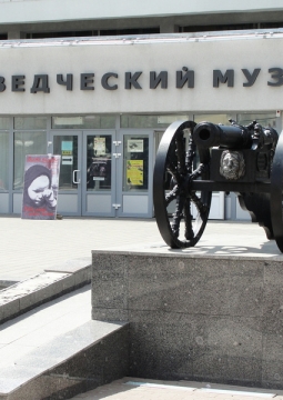 Я в глубь веков с волнением гляжу