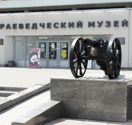 Я в глубь веков с волнением гляжу