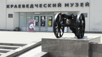 Я в глубь веков с волнением гляжу