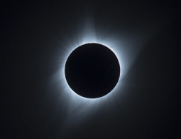 Ученые сообщили о затмении Солнца суперлуной в пятницу 13-го