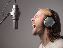 Скрежет и писк: почему людям не нравится звучание своего голоса