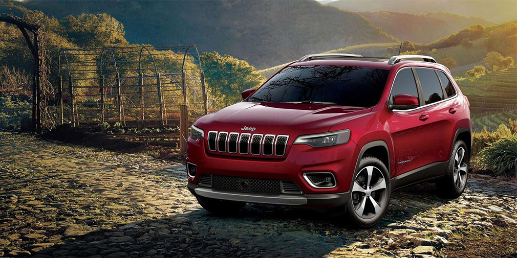Jeep назвал российские цены на обновленный Cherokee