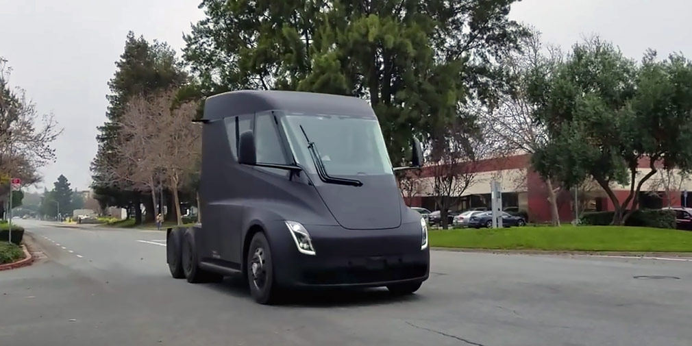 Электрический грузовик Tesla без камуфляжа показали на видео