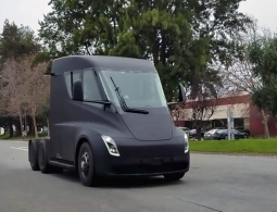 Электрический грузовик Tesla без камуфляжа показали на видео
