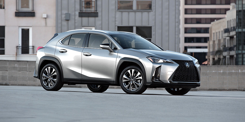 Lexus анонсировал продажи компактного кроссовера UX в России